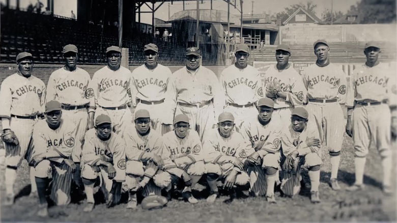 The Chicago American Giants posing