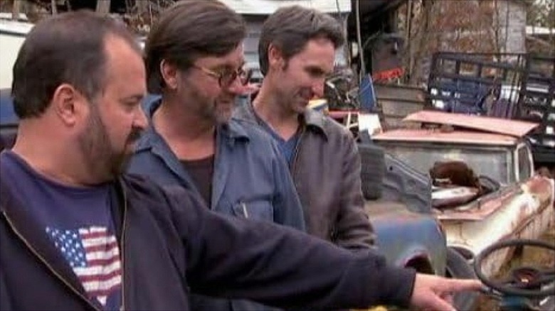 Frank Fritz and Mike Wolfe browsing a junkyard