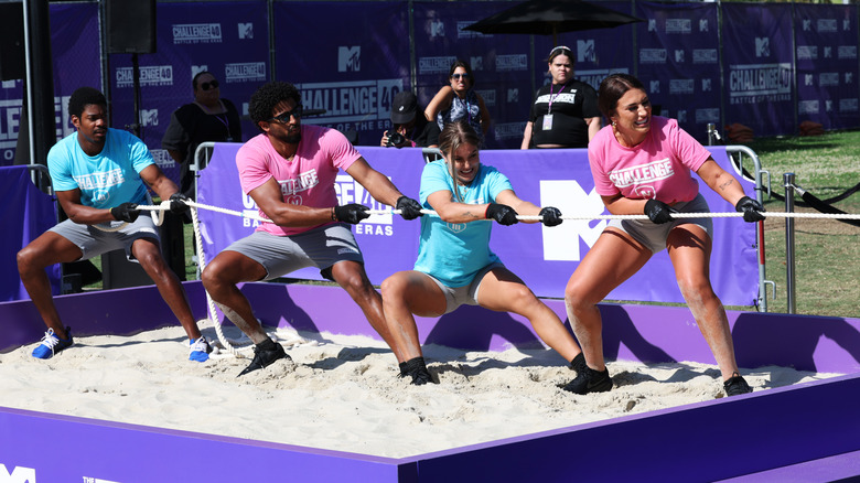 Players compete in tug of war on The Challenge (1998)