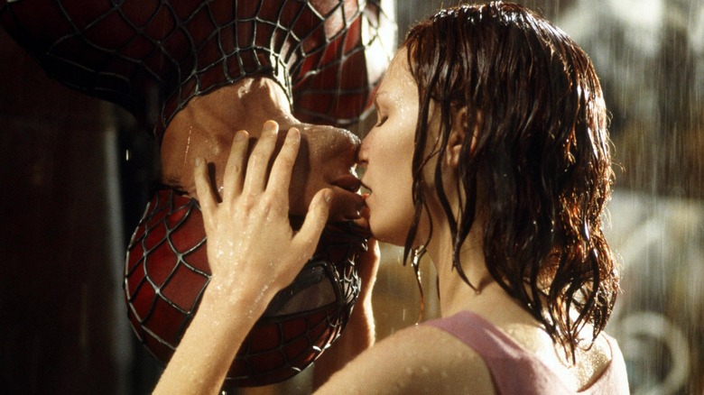 Upside down kiss between Tobey Maguire and Kirsten Dunst in "Spiderman"