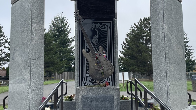 Guitar sculpture, Jimi Hendrix grave