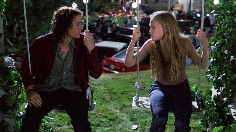 Patrick and Kat on rope swings outside of a party in 10 Things I Hate About You