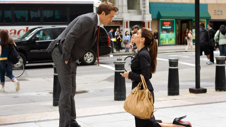 Margaret proposing to Andrew on the street in The Proposal