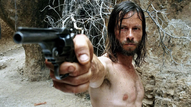 Charlie Burns raises his weapon in The Proposition (2005)