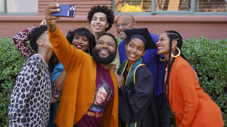 Graudating Zoey Johnson posing with family