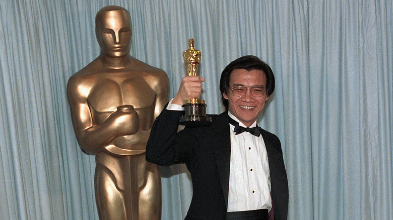 Haing S. Ngor holding his Oscar statuette at the Academy Awards in 1985