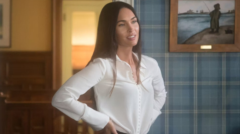 Megan Fox puts hands on hips