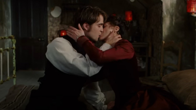Pattinson and Ricci kissing in Bel Ami