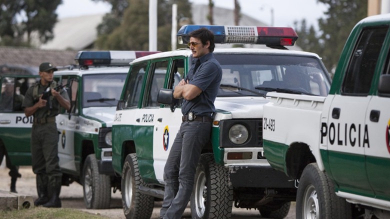 Poiizia conduct a narco raid in Mexico in "Narcos"