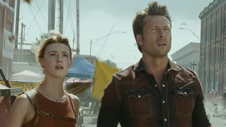 Kate and Tyler look at a tornado in "Twisters" (2024)