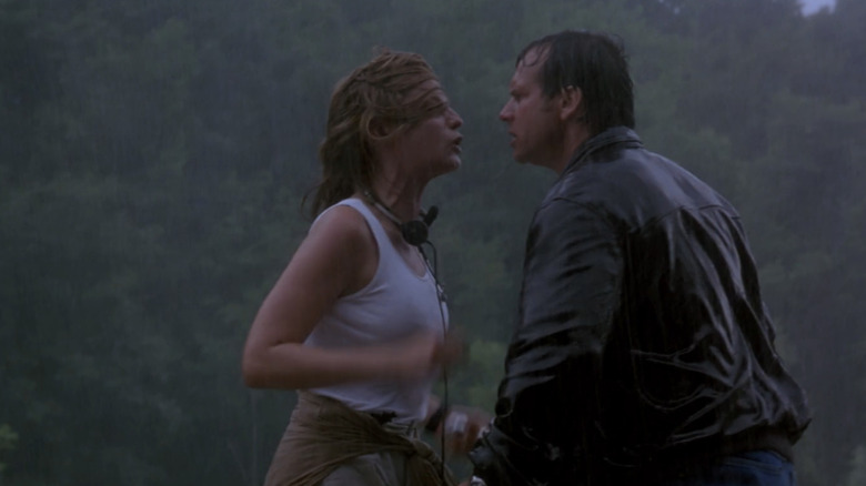 Bill and Jo Harding argue in the rain in "Twister" (1996)