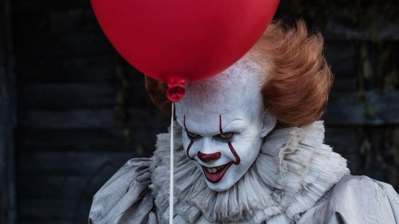 Pennywise holding red balloon