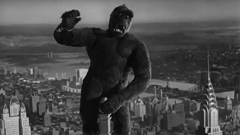 King Kong looks over New York