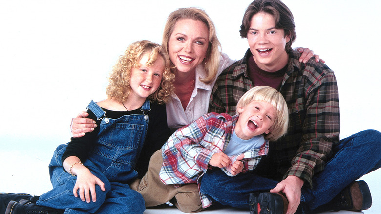 The Kelly family from "Grace Under Fire" smile