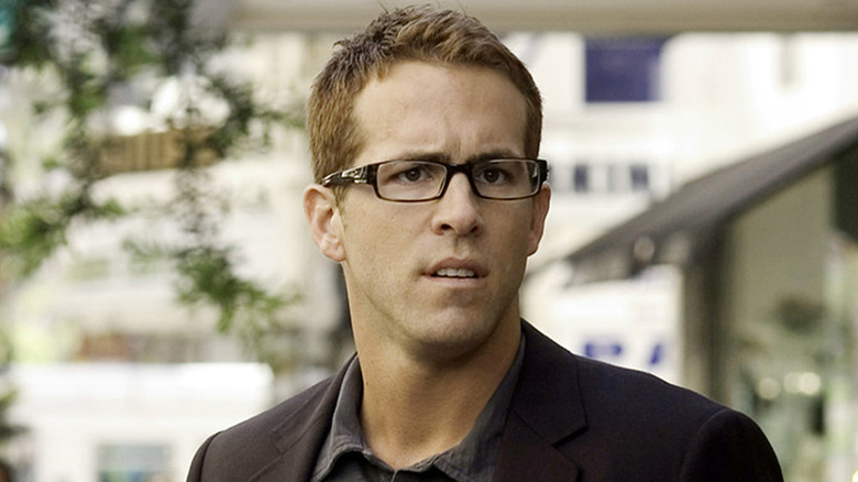 Ryan Reynolds wears glasses