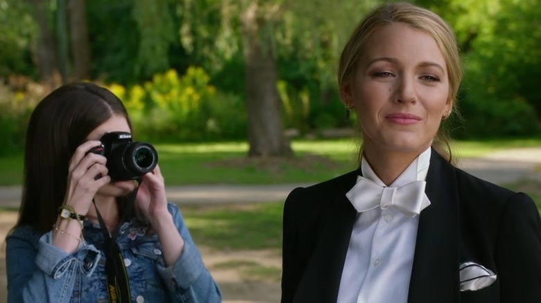 Anna Kendrick photographing Blake Lively in A Simple Favor