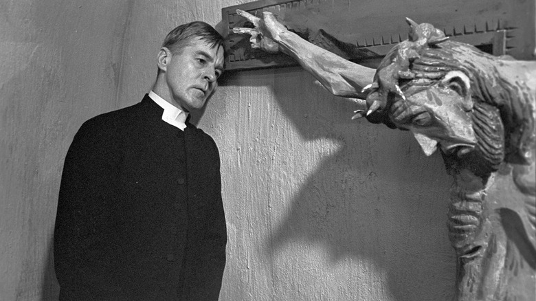 Gunnar Björnstrand looks at crucifix