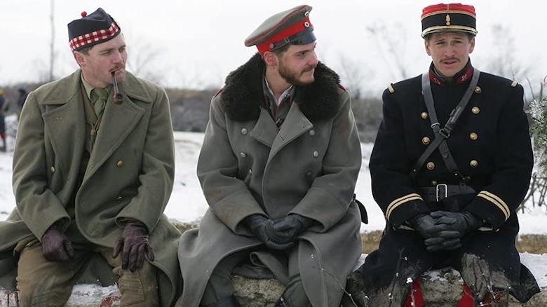 WWI soldiers sit together