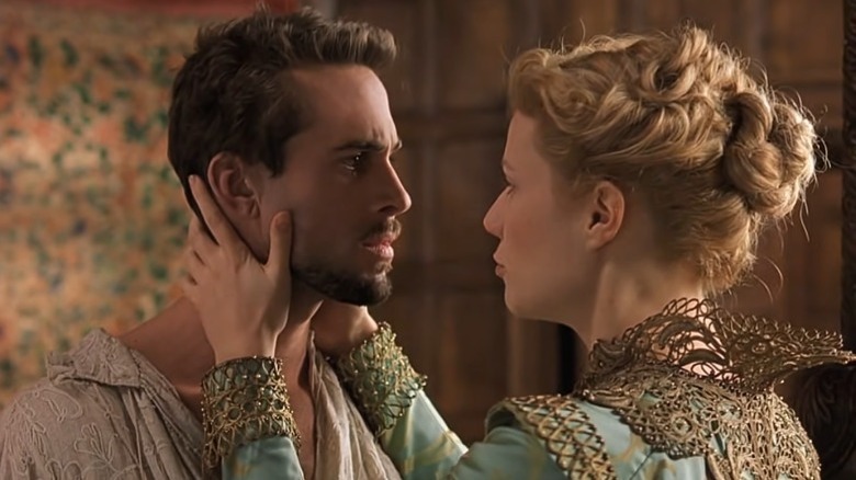 Gwenyth holds Joseph Fiennes' face