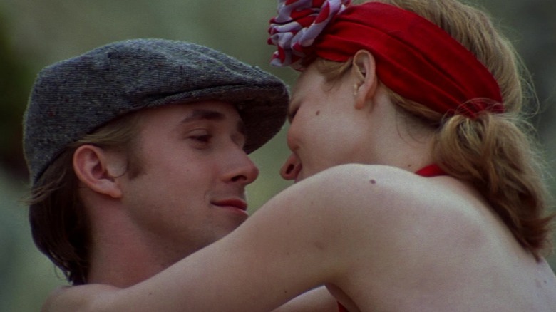 Ryan Gosling holds Rachel McAdams