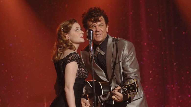 Dewey and his girlfriend sing on stage