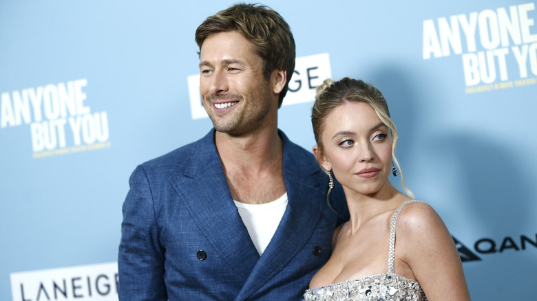 Glen Powell and Sydney Sweeney posing