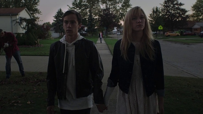 Keir Gilchrist and Maika Monroe holding hands