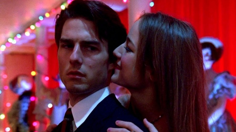 Leelee Sobieski whispers to Tom Cruise