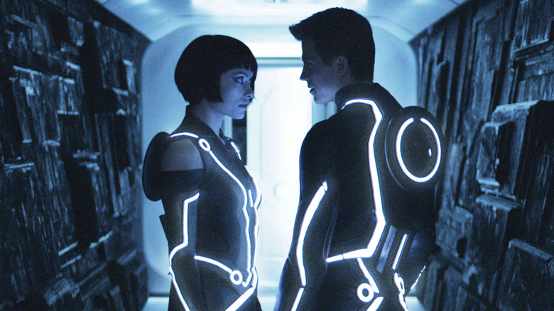 Tron and Quorra talk in a hallway