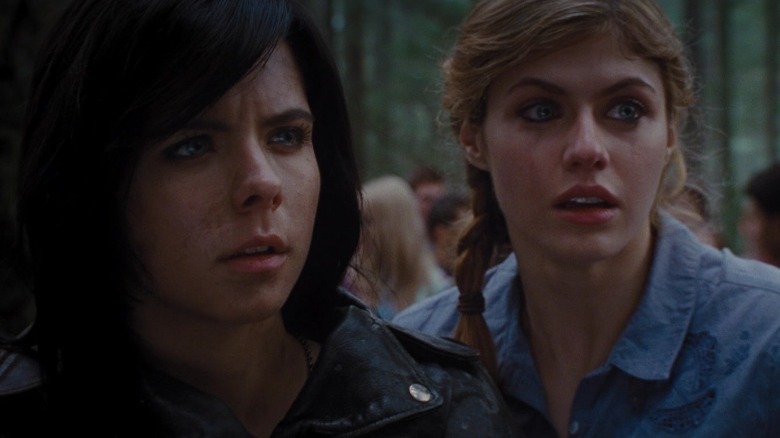 Annabeth and Thalia next to pine tree