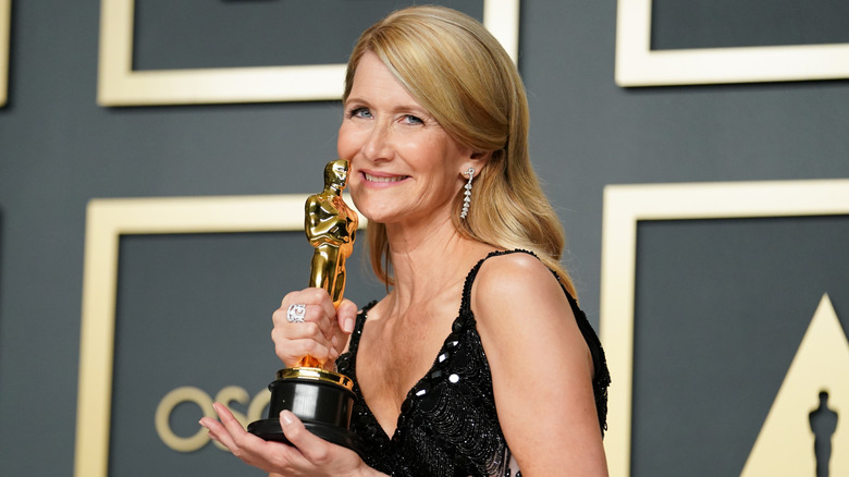 Dern posing with her Oscar