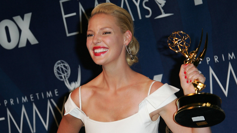 Heigl posing with her Emmy