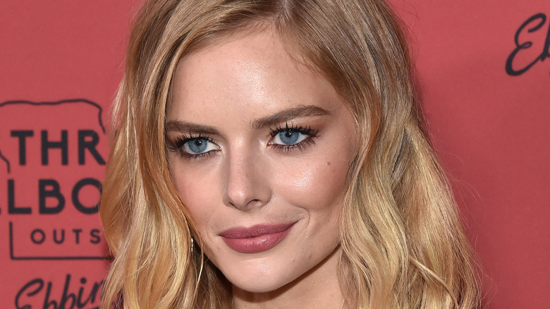 Samara Weaving smirking at a premiere