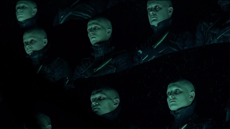 The Strangers face the same direction in "Dark City" (1998)