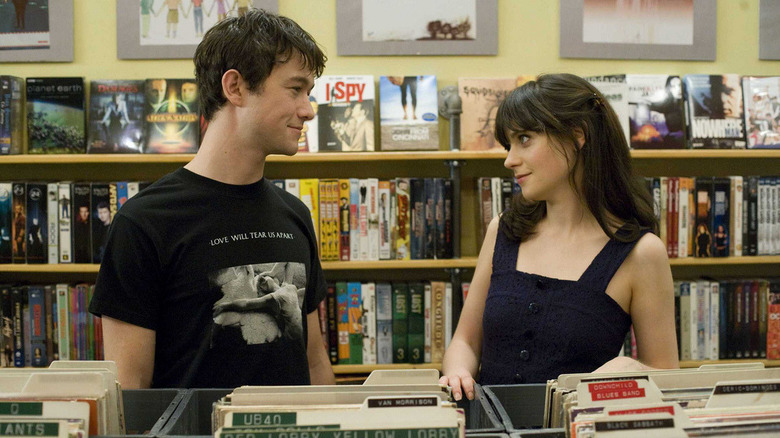 Tom and Summer looking at records in (500) Days of Summer