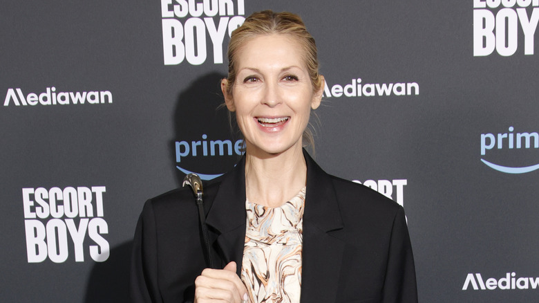 Kelly Rutherford on red carpet