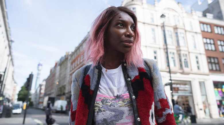 Arabella with pink hair in London in I May Destroy You