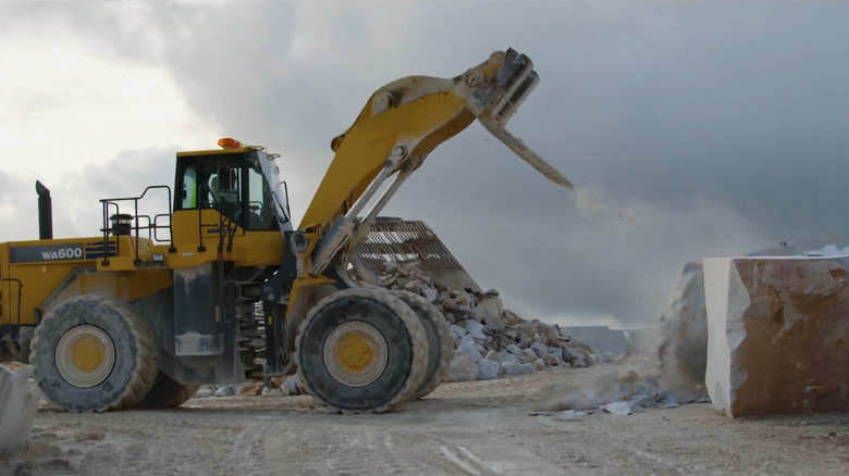 Construction vehicle dropping stone block