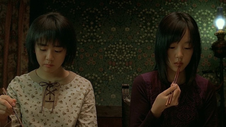 Bae Su-mi and Bae Su-yeon eating with chopsticks in A Tale of Two Sisters (2003)