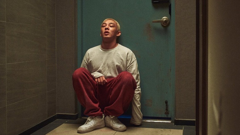 Oh Joon-woo squatting in front of a door in #Alive (2020)