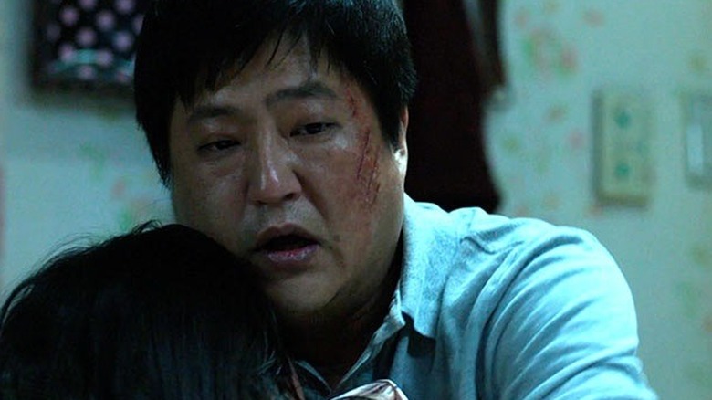 Jong-goo embraces his daughter in The Wailing (2016)