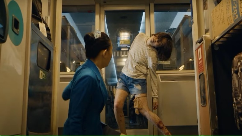 Woman looking at a zombie in Train to Busan (2016)