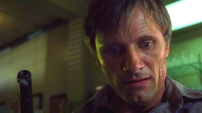 Viggo Mortensen with gun