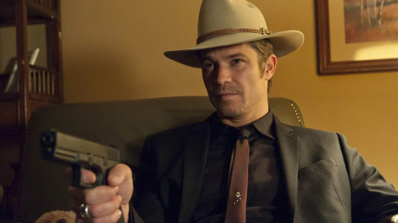 Raylan Givens pointing pistol