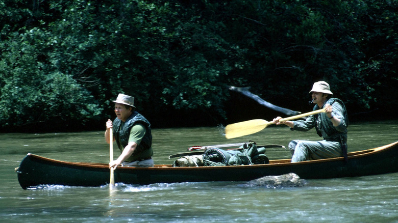 Jon Voight and Ned Beatty in a canoe 