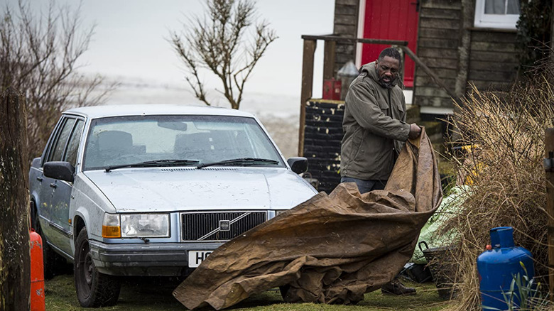 Idris Elba as Luther uncovers car