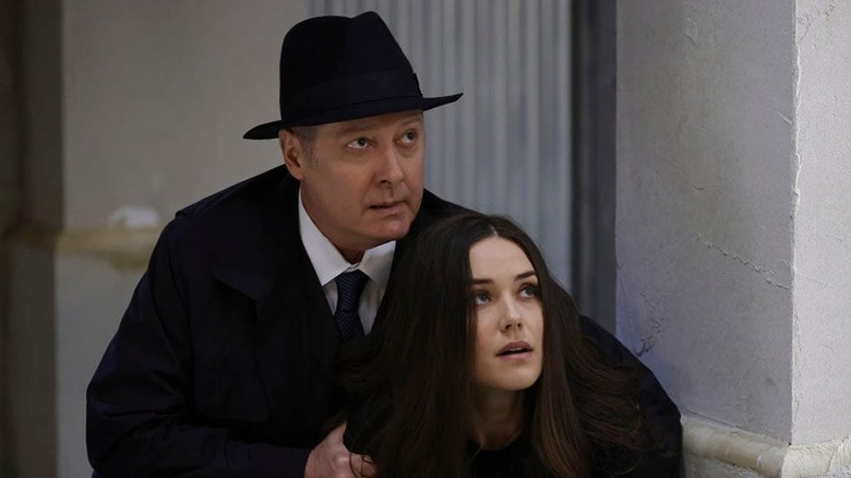 Raymond Reddington Elizabeth Keen crouching