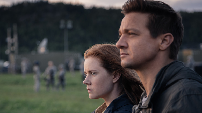 Amy Adams and Jeremy Renner in Arrival