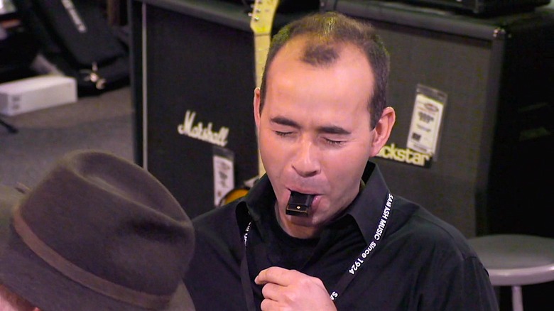 Murr swallows a harmonica