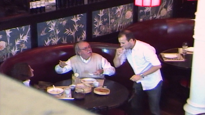 Murr steals food in restaurant